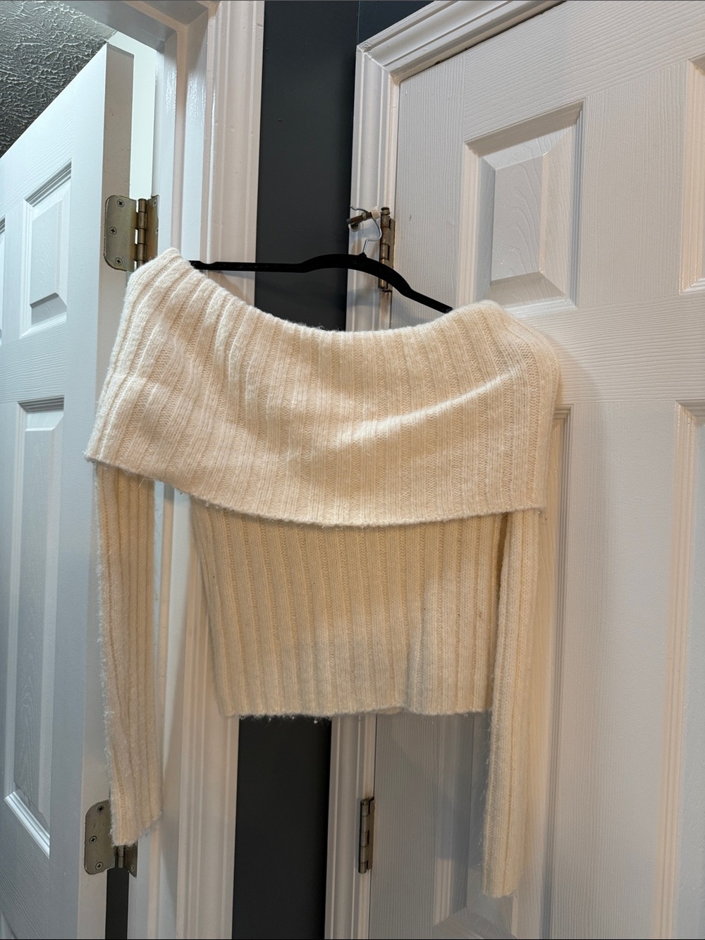Abercrombie & Fitch Cream Off-the-Shoulder Ribbed Sweater